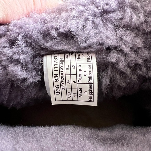 Like new UGGS - Picture 4 of 6